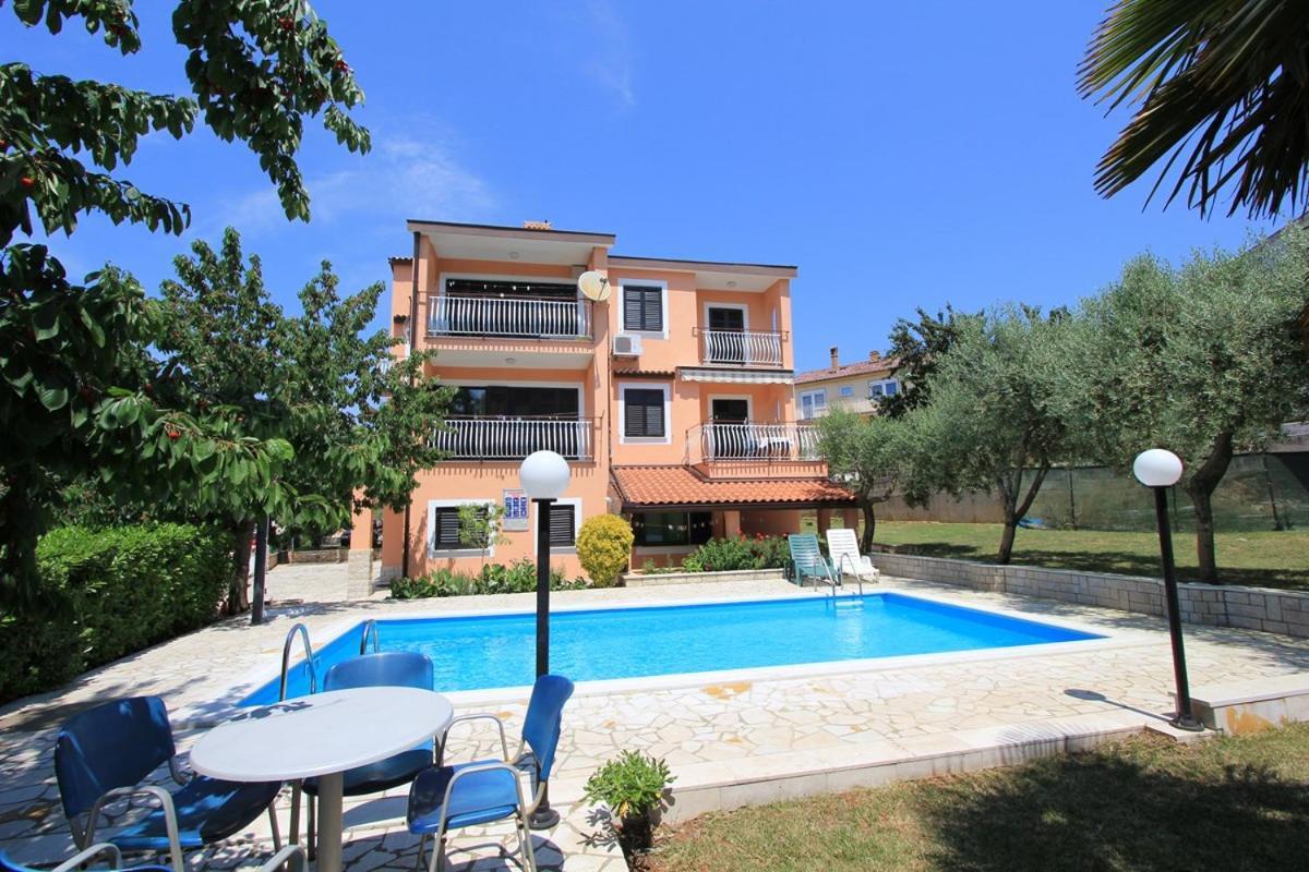 Apartments Susy Pula Bagian luar foto