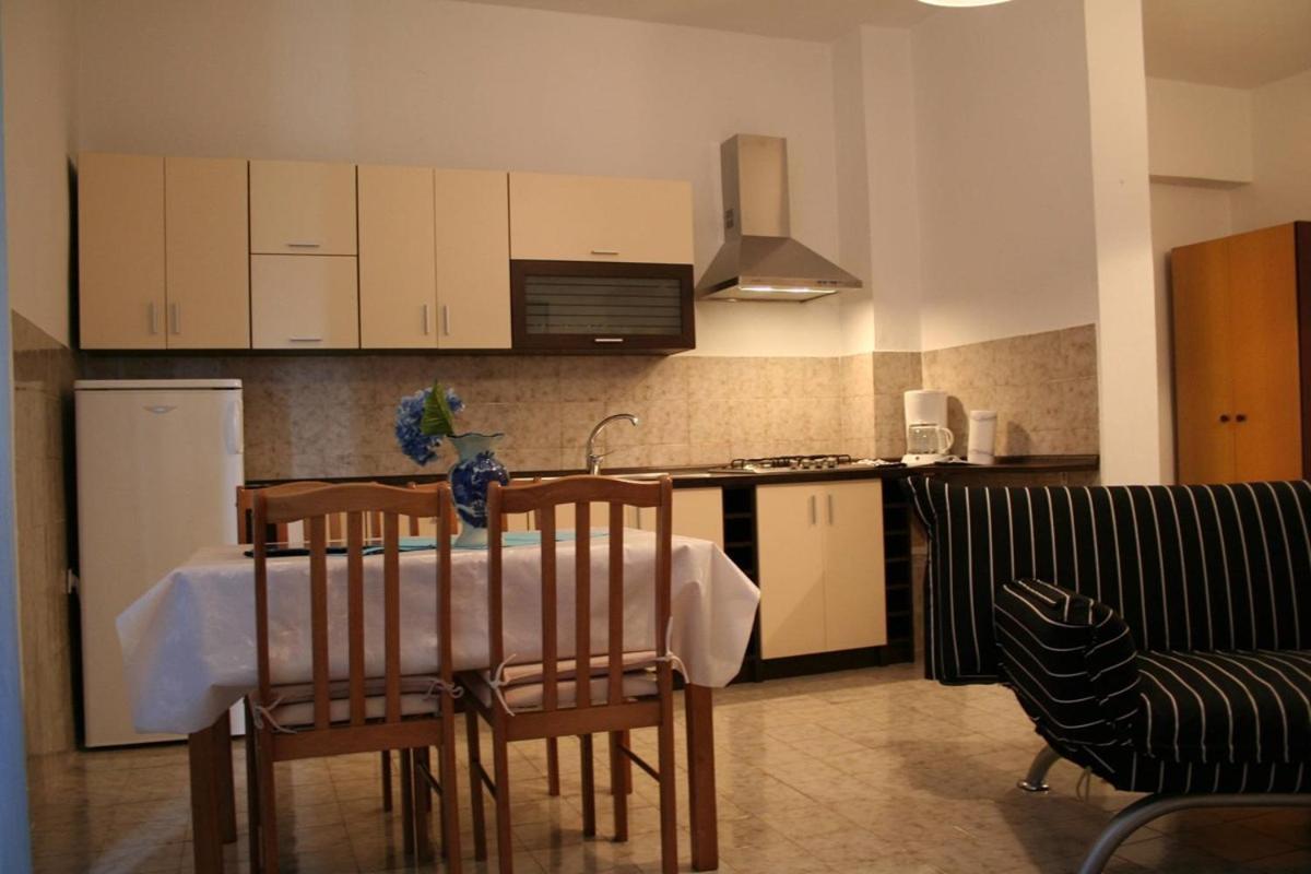 Apartments Susy Pula Bagian luar foto