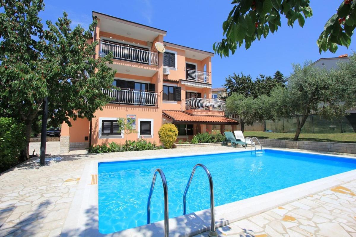Apartments Susy Pula Bagian luar foto