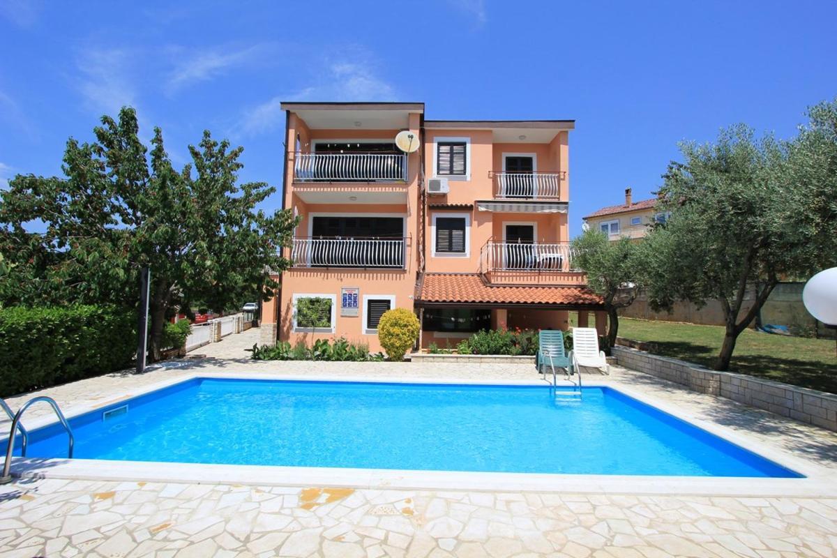 Apartments Susy Pula Bagian luar foto